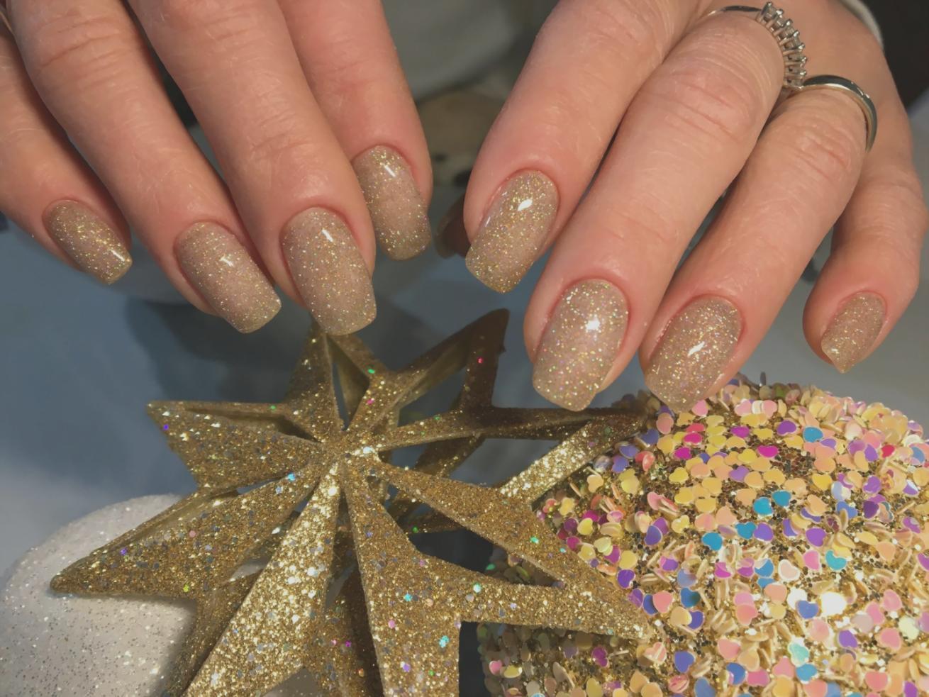 Studenti durante lezioni pratiche di manicure professionale